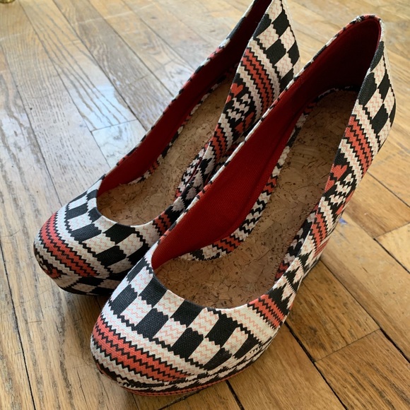 Gianni Bini tribal print wedges - Picture 2 of 6
